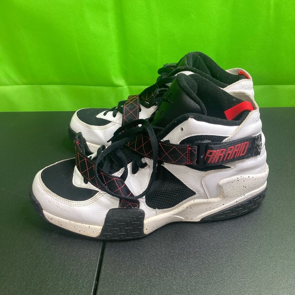 Nike Kids Black and White Sneakers with Red Accents - Picture 4 of 4